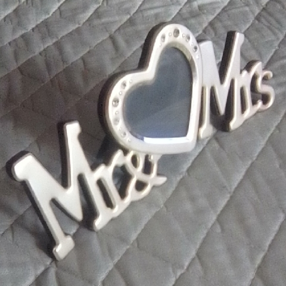 Elegant White 'Mr & Mrs' Wall Decor